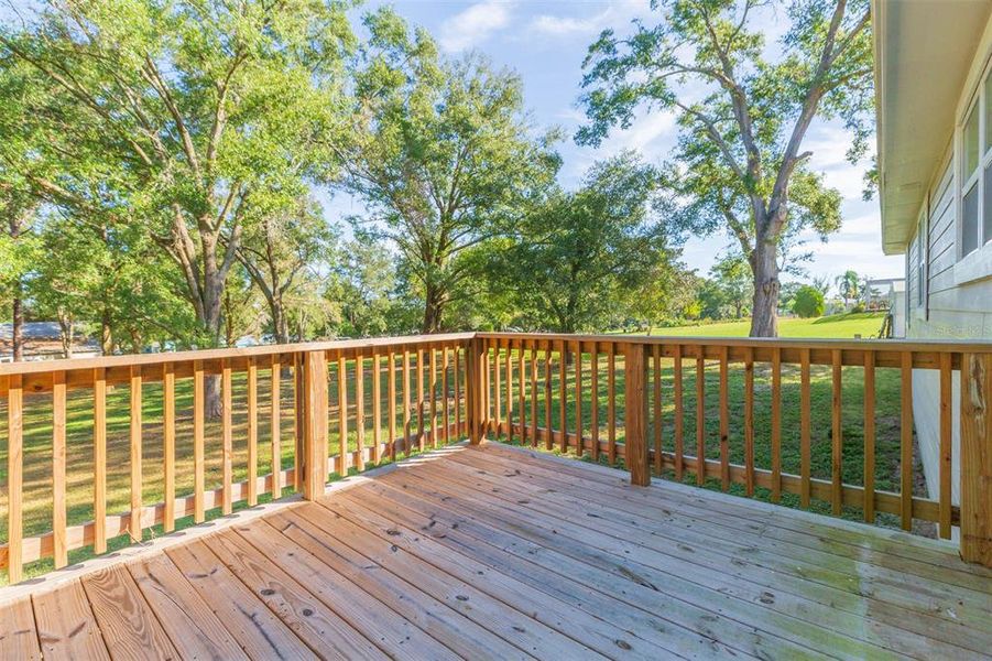 Exterior details and patio area of a home in , Dade City (Image 3).
