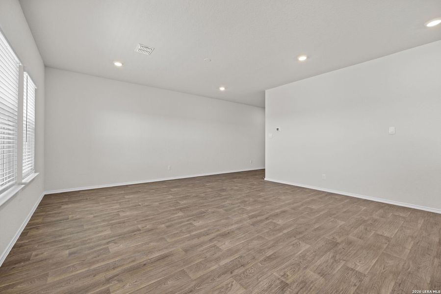 Spacious, unfurnished interior of a new home in Stonehill, San Antonio (Image 15).