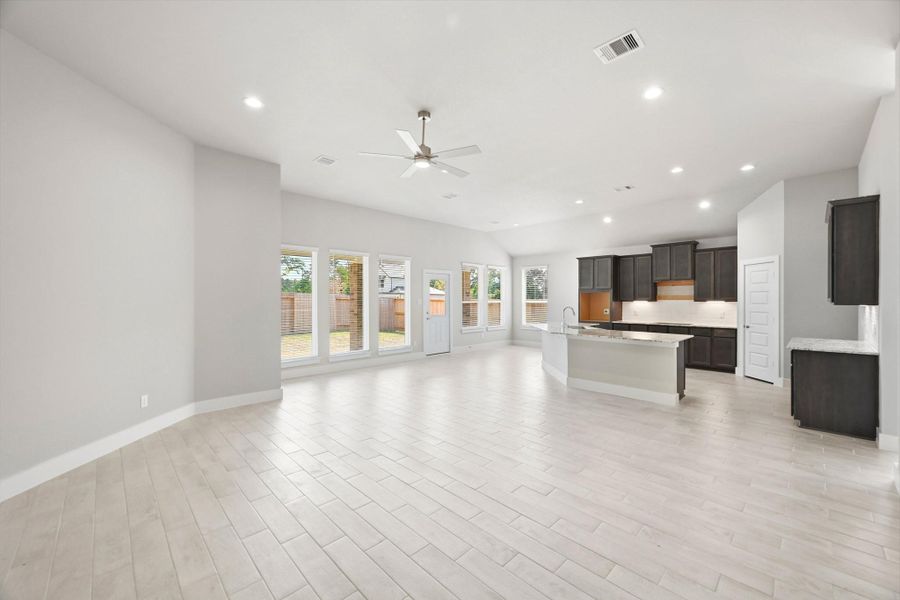 Spacious, unfurnished interior of a new home in Barton Creek Ranch, Conroe (Image 27).