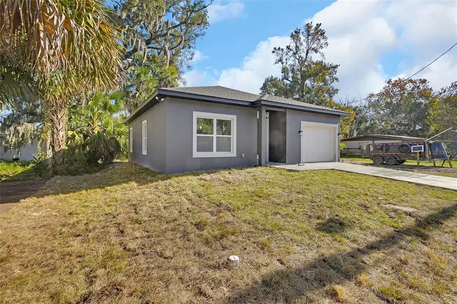 Exterior details and patio area of a home in , Daytona Beach (Image 3).
