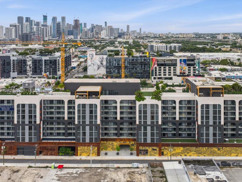 Condo located in Miami, FL showcasing its design and architecture (Image 4).
