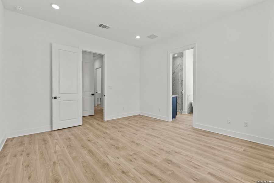 Spacious, unfurnished interior of a new home in , Devine (Image 13).