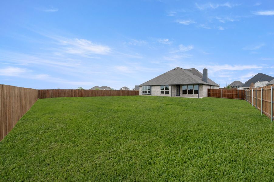 Exterior details and patio area of a home in Myrtle Creek, Waxahachie (Image 18).