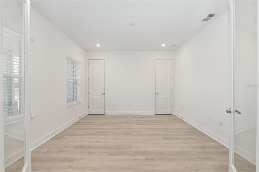 Spacious, unfurnished interior of a new home in , Ocala (Image 24).