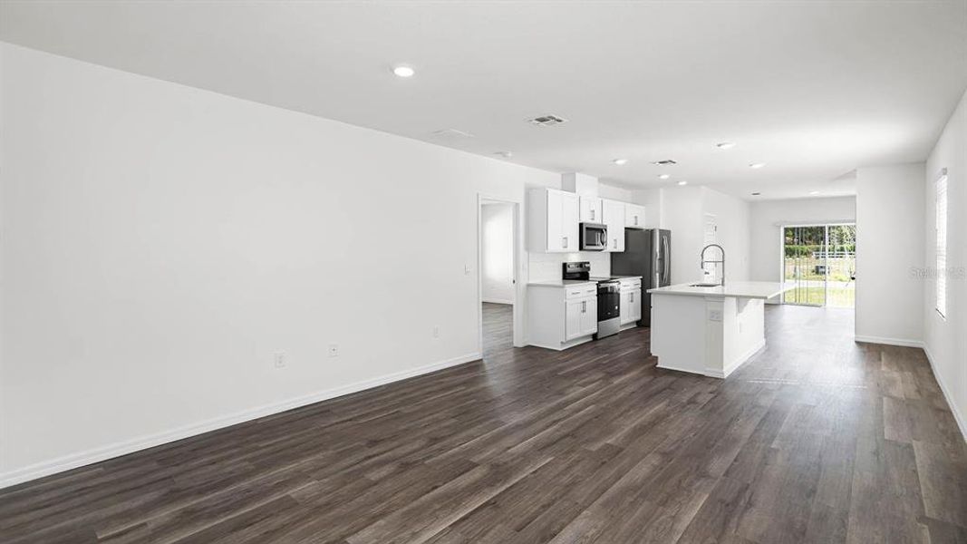 Spacious, unfurnished interior of a new home in , Winter Haven (Image 9).
