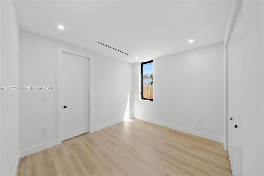 Spacious, unfurnished interior of a new home in , Miami (Image 33).
