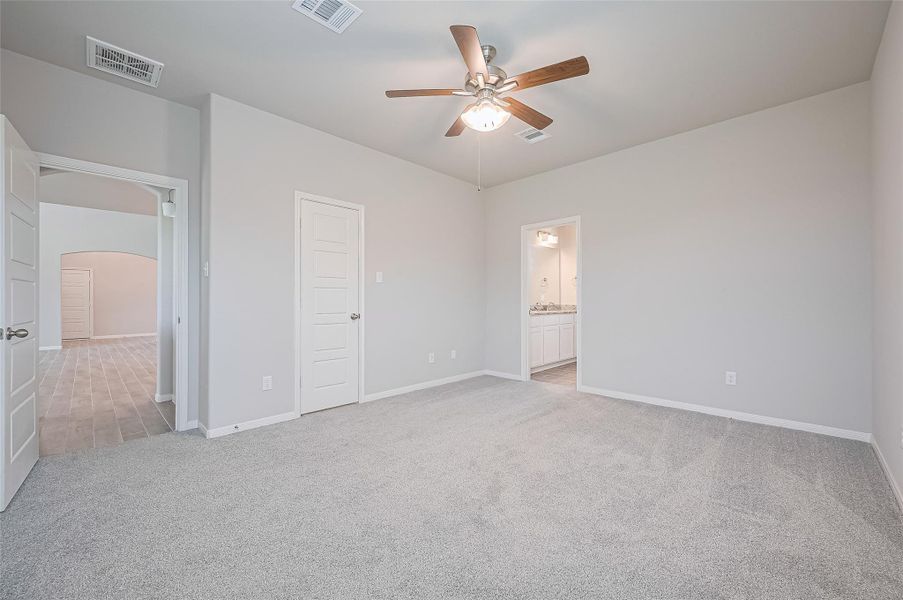 Spacious, unfurnished interior of a new home in Sunterra, Katy (Image 37).