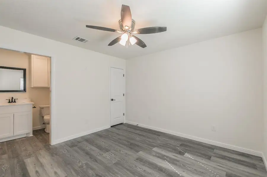 Spacious, unfurnished interior of a new home in , Alvarado (Image 12).
