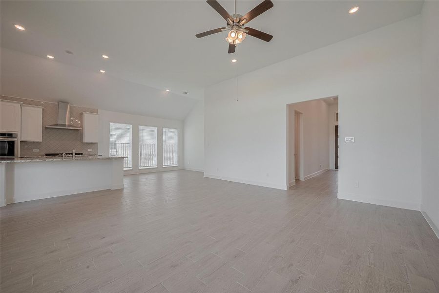 Spacious, unfurnished interior of a new home in Lago Mar, La Marque (Image 30).