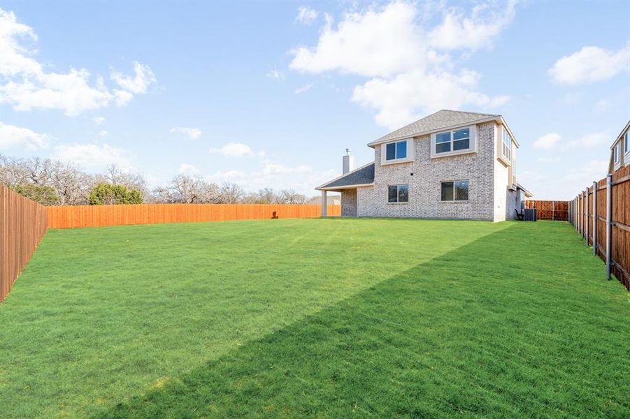 Exterior details and patio area of a home in El Dorado, Granbury (Image 3).