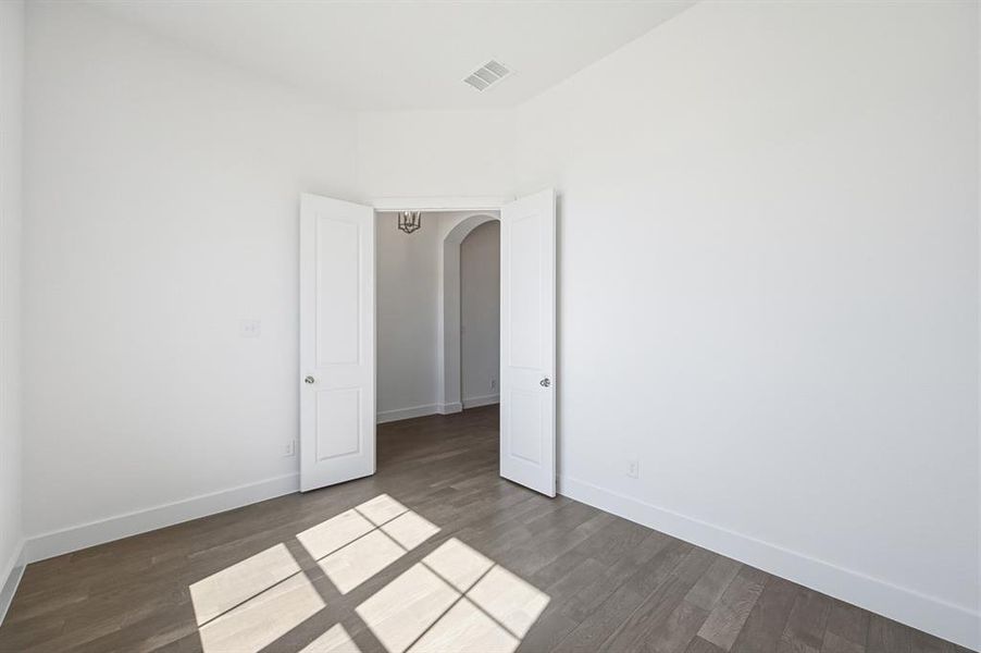 Spacious, unfurnished interior of a new home in Wildridge, Oak Point (Image 14).