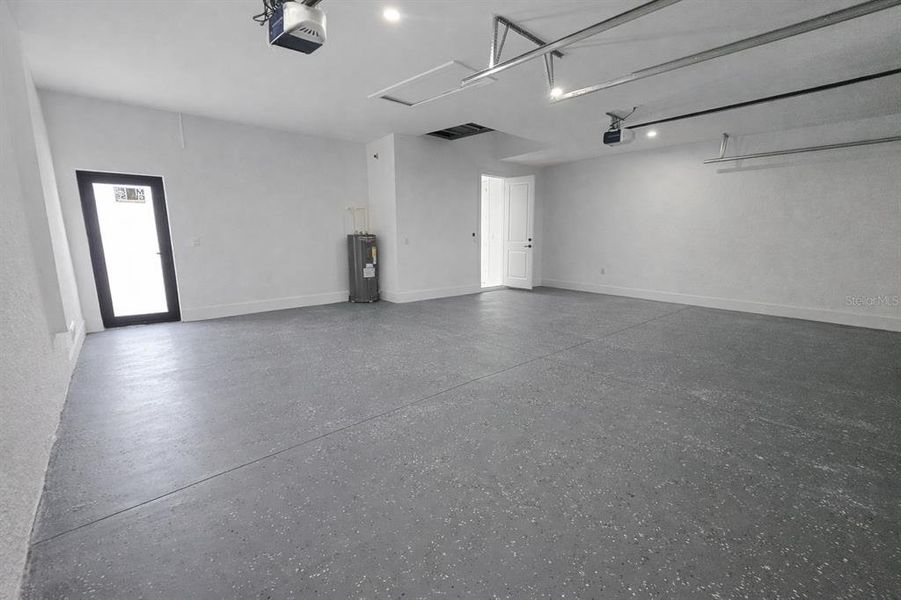 Spacious, unfurnished interior of a new home in , Cape Coral (Image 19).