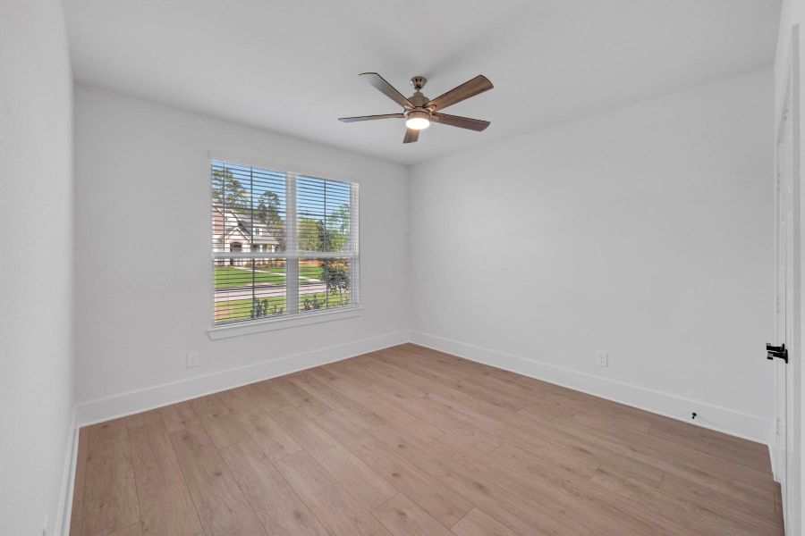 Spacious, unfurnished interior of a new home in Lone Star Landing, Montgomery (Image 31).