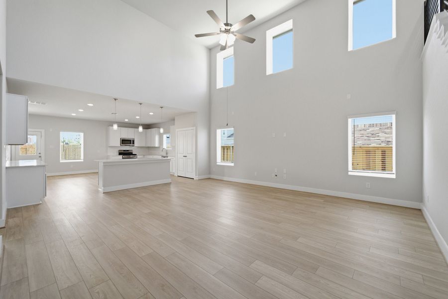 Spacious, unfurnished interior of a new home in Sunfield, Buda (Image 55).
