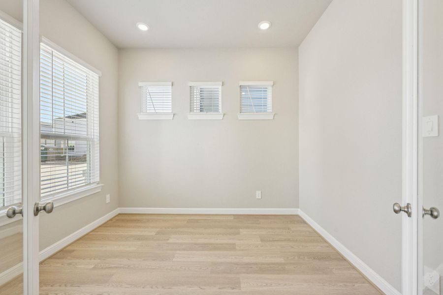 Spacious, unfurnished interior of a new home in Kemah Crossing - Luxe Series, Kemah (Image 25).