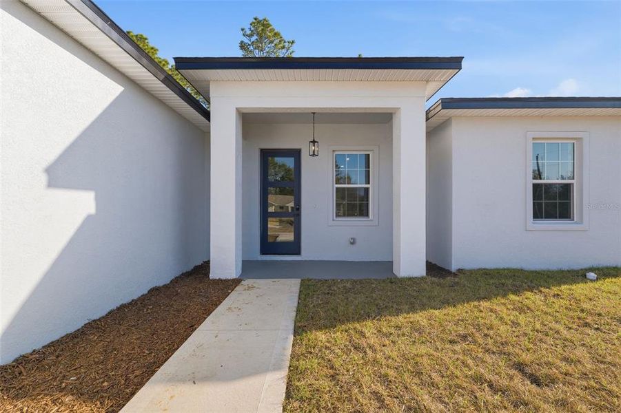 Exterior details and patio area of a home in , Citrus Springs (Image 3).