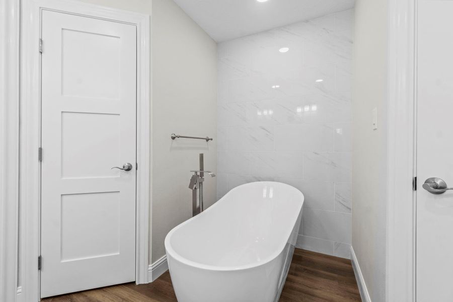 Furnished interior view inside a new home in , Onalaska (Image 9).