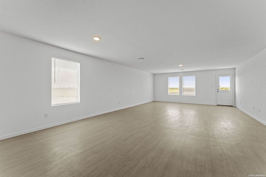Spacious, unfurnished interior of a new home in Sky Ranch, New Braunfels (Image 32).