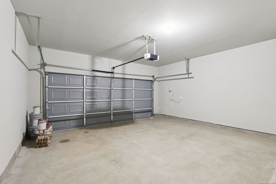 Spacious, unfurnished interior of a new home in Lark Canyon, New Braunfels (Image 33).