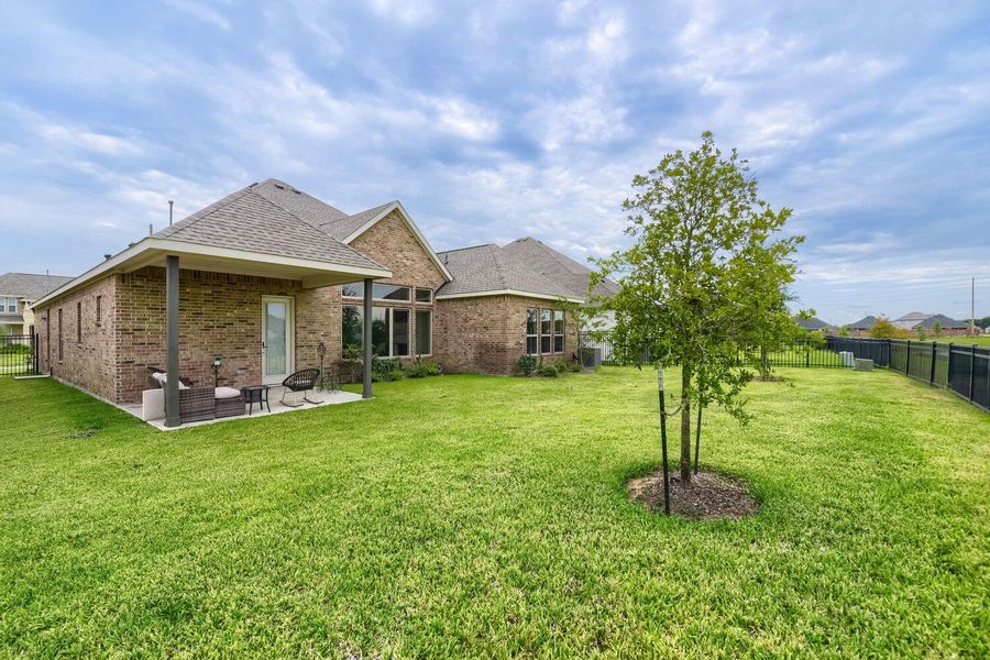 Exterior details and patio area of a home in , Katy (Image 3).