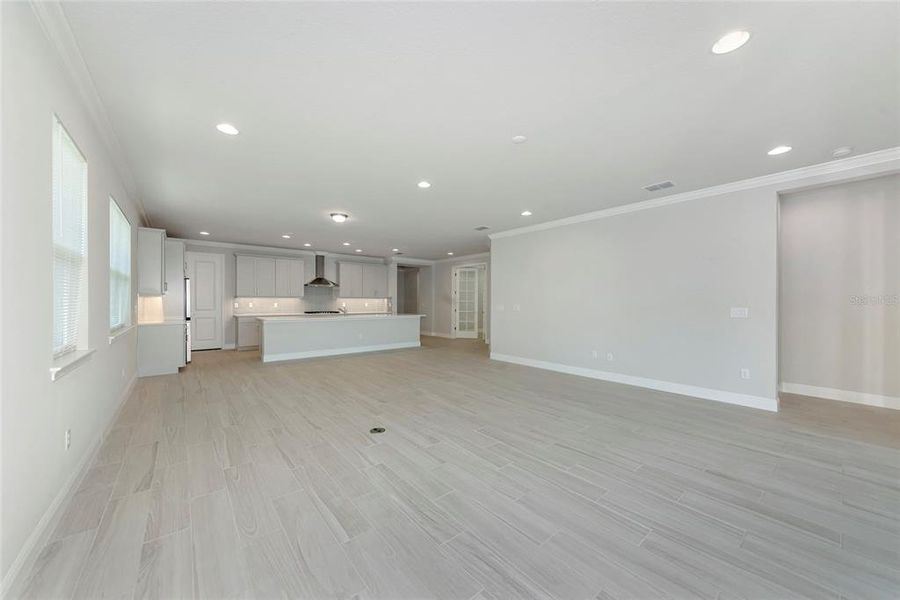 Spacious, unfurnished interior of a new home in , Sarasota (Image 18).