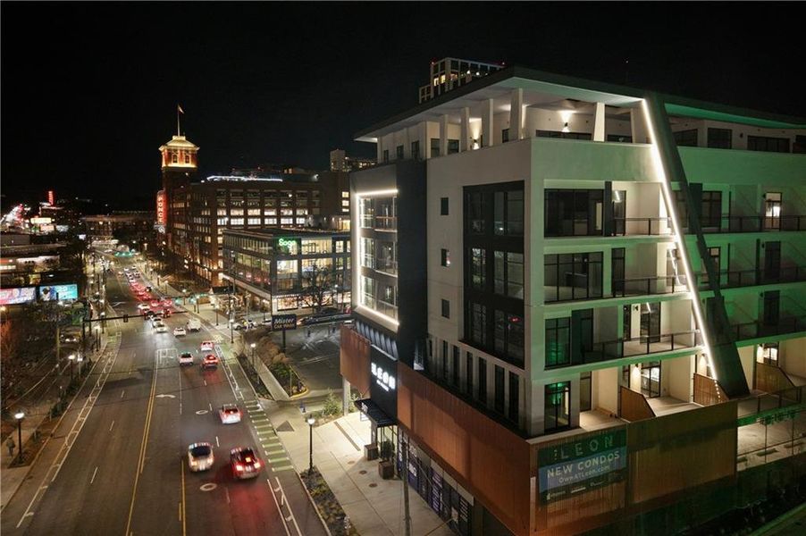 Condo located in Atlanta, GA showcasing its design and architecture (Image 24).
