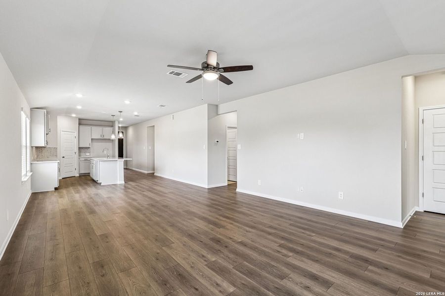 Spacious, unfurnished interior of a new home in Thomas Pond, San Antonio (Image 39). Spacious, unfurnished interior of a new home in Thomas Pond, San Antonio (Image 39).