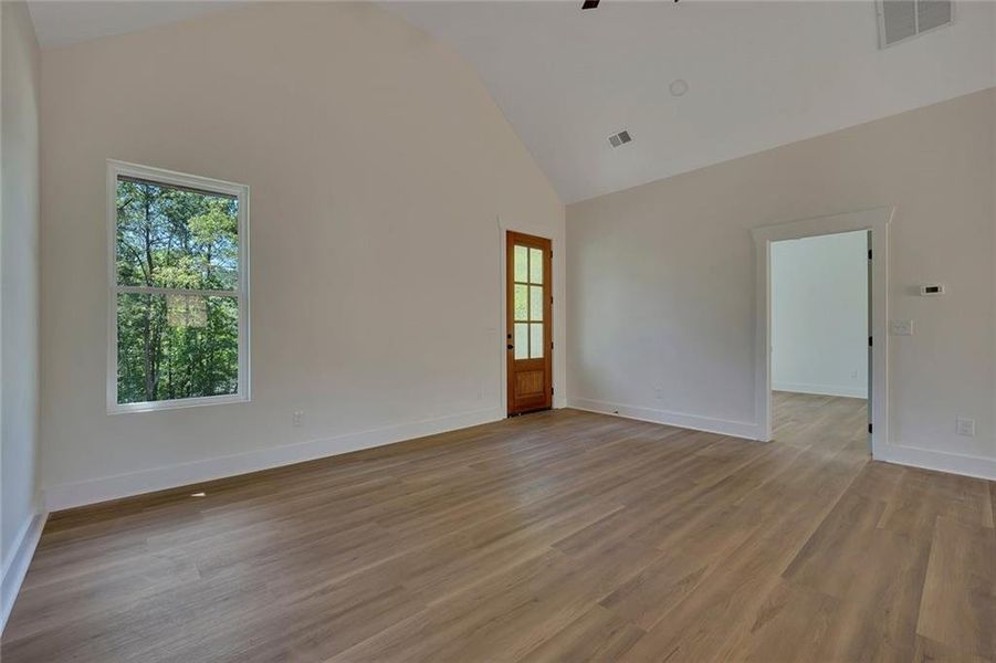 Spacious, unfurnished interior of a new home in , Silver Creek (Image 19).