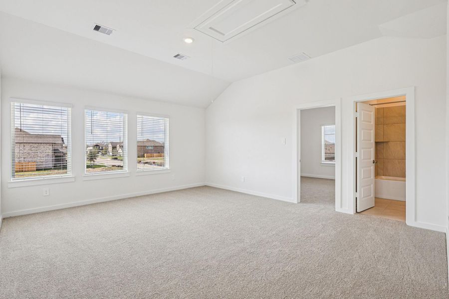 Spacious, unfurnished interior of a new home in Stewart's Ranch, Conroe (Image 23).