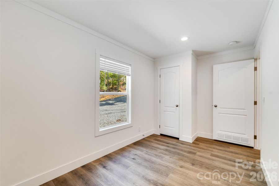 Spacious, unfurnished interior of a new home in , Hayesville (Image 20).