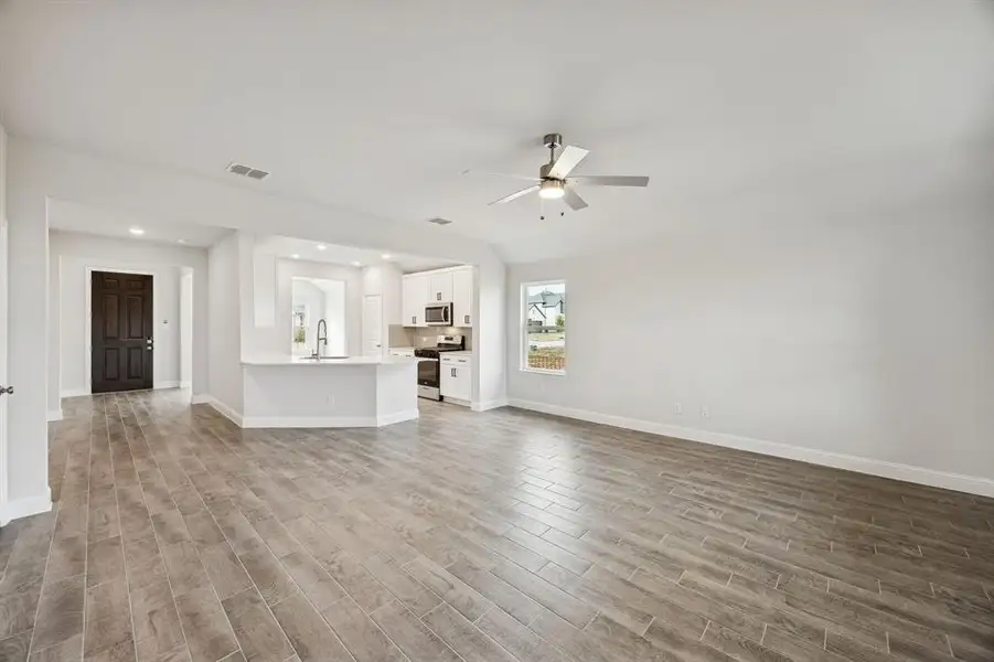 Spacious, unfurnished interior of a new home in Venetian, Weston (Image 12).