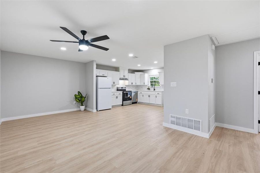 Spacious, unfurnished interior of a new home in , Hillsboro (Image 10).