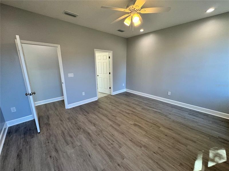 Spacious, unfurnished interior of a new home in , Dade City (Image 25).