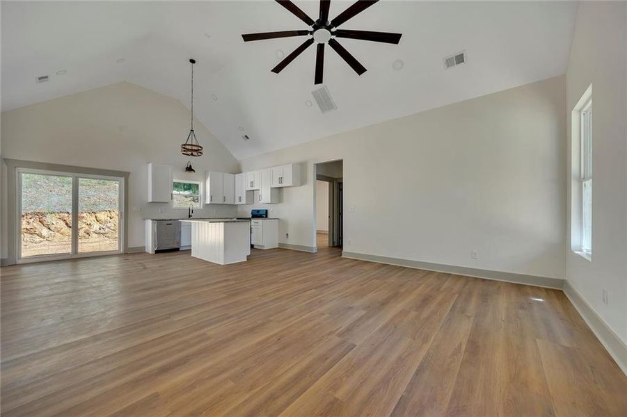 Spacious, unfurnished interior of a new home in , Silver Creek (Image 14).