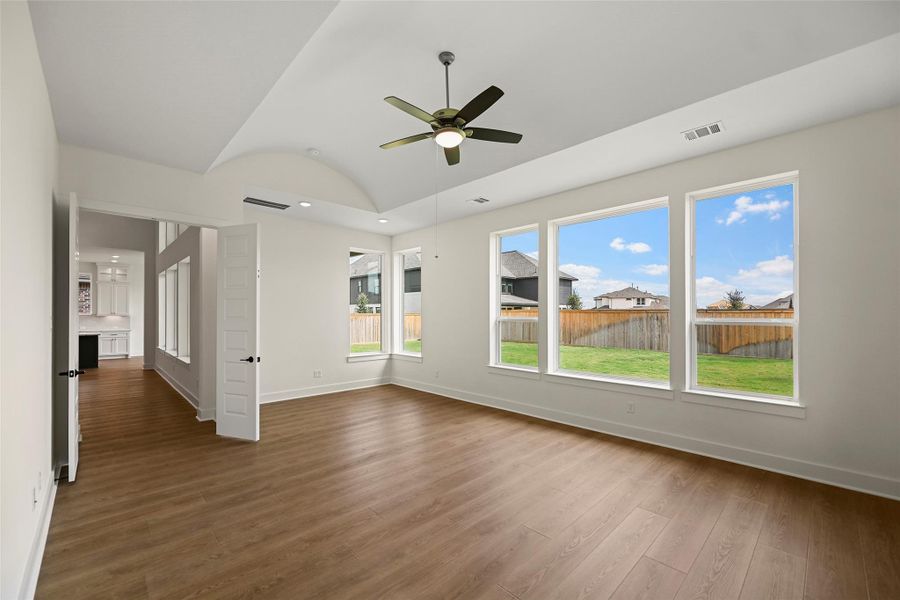 Spacious, unfurnished interior of a new home in Bridgeland 80′, Cypress (Image 13).