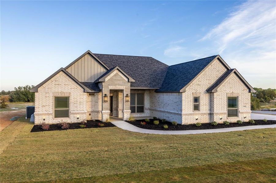 View of front of house featuring a front yard