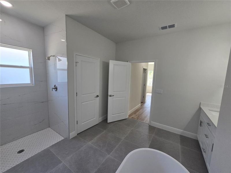 Spacious, unfurnished interior of a new home in , Ocala (Image 31).