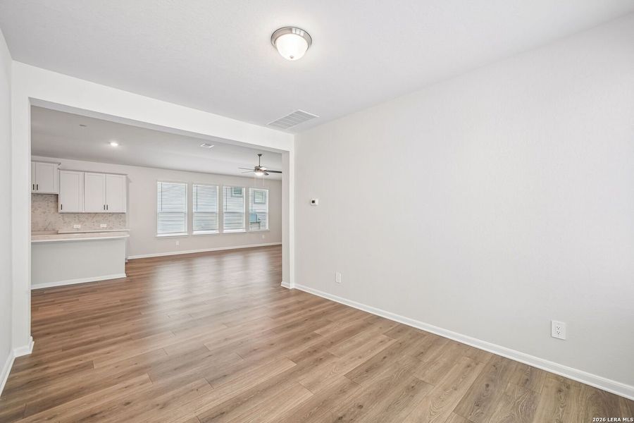 Spacious, unfurnished interior of a new home in Thomas Pond, San Antonio (Image 27).