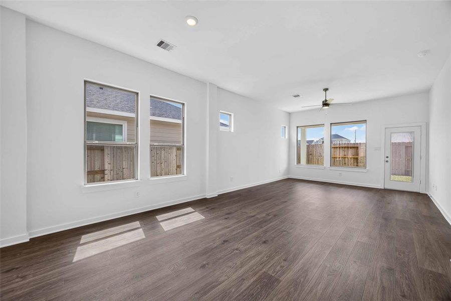 Spacious, unfurnished interior of a new home in La Segarra 40', Brookshire (Image 21).
