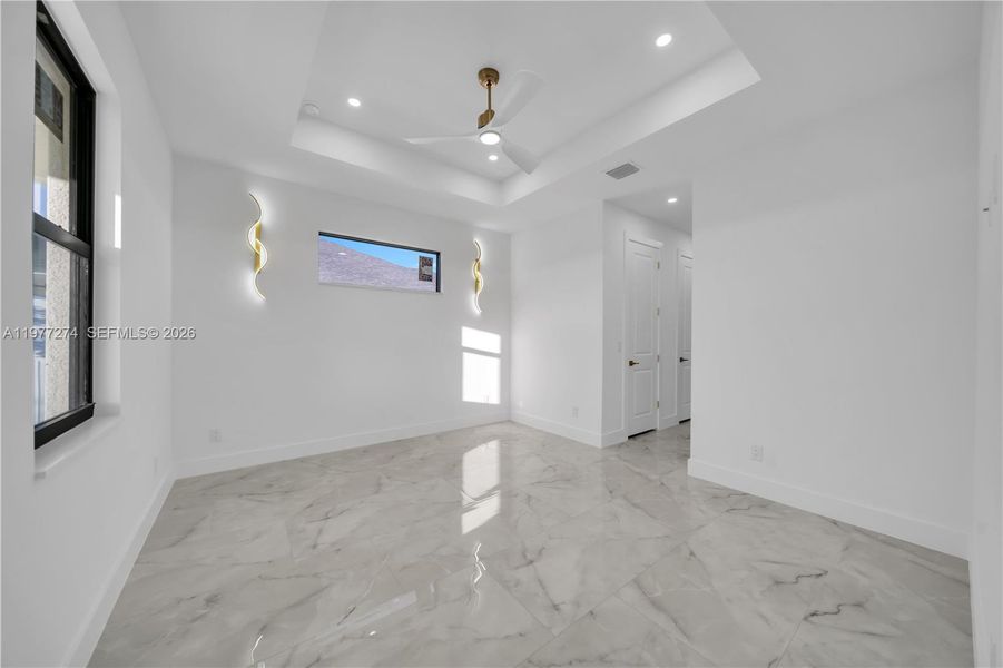 Spacious, unfurnished interior of a new home in , Cape Coral (Image 17).
