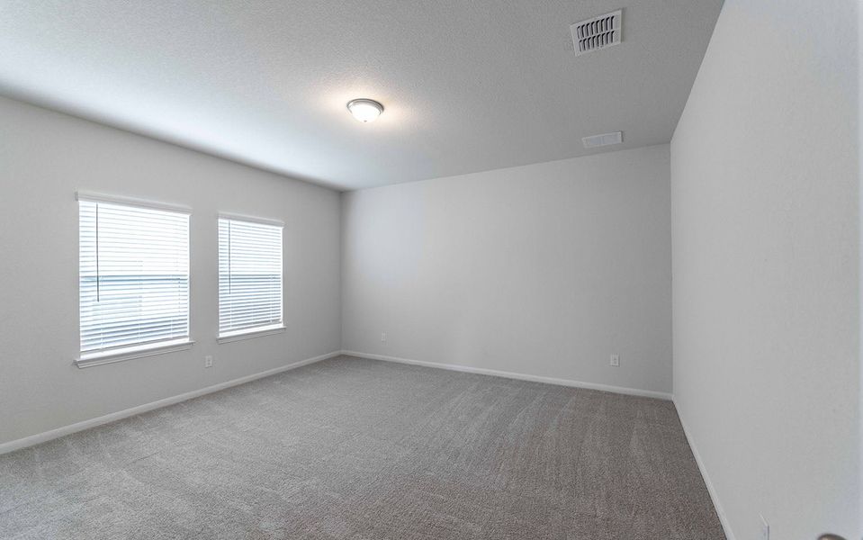 Spacious, unfurnished interior of a new home in Hunter's Ranch, San Antonio (Image 13).