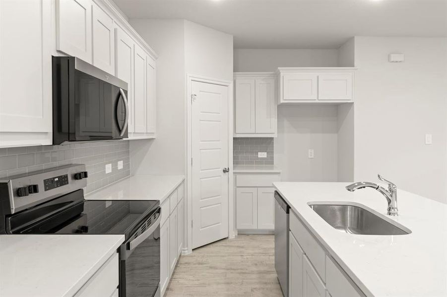 16. 3118 Yellow Pine - Kitchen (4)