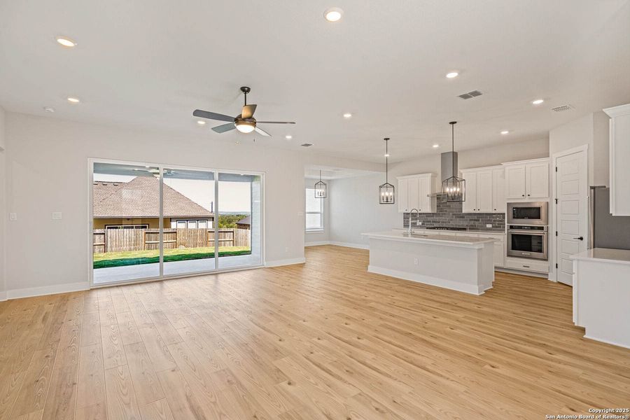 Spacious, unfurnished interior of a new home in Potranco West, Castroville (Image 9).