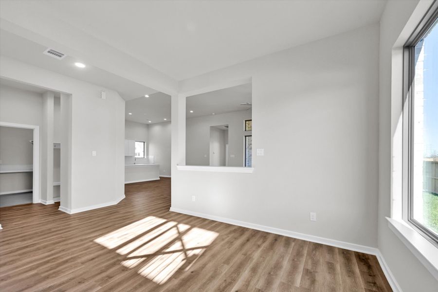 Spacious, unfurnished interior of a new home in Canterra Creek  60', Rosharon (Image 16).