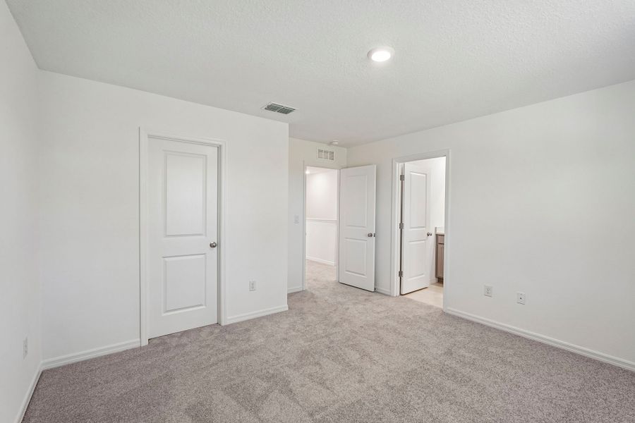 Spacious, unfurnished interior of a new home in The Towns at Tiburon, Nokomis (Image 9).