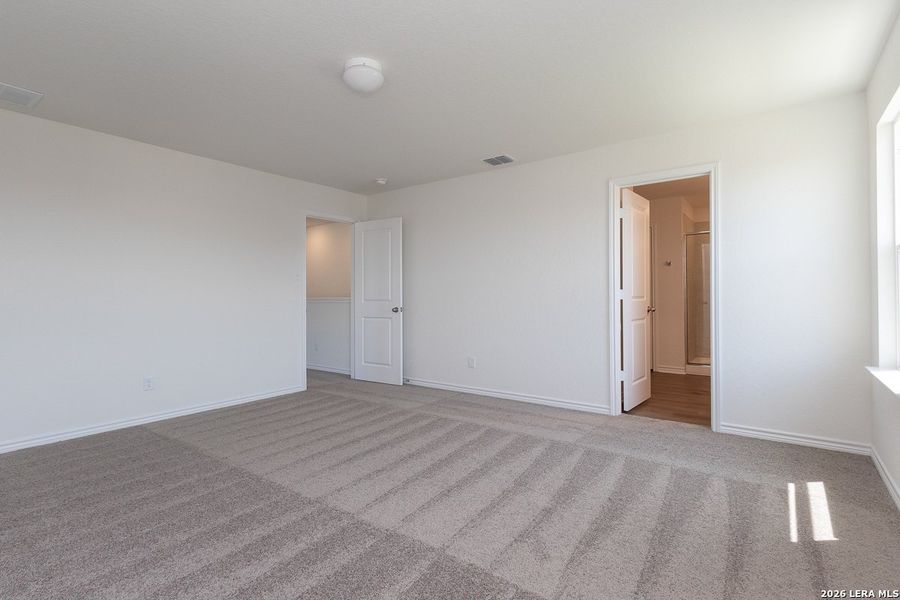 Spacious, unfurnished interior of a new home in Woodside Farms, Seguin (Image 8).