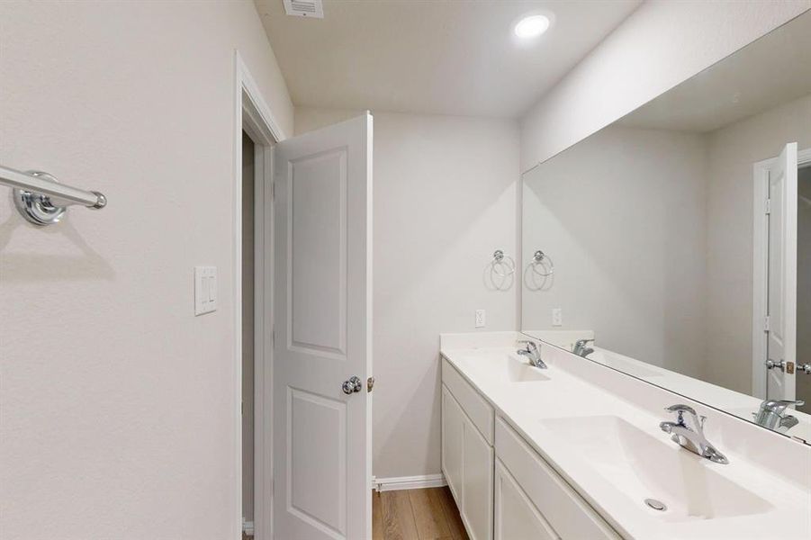 Furnished interior view inside a new home in Elevon, Lavon (Image 9).