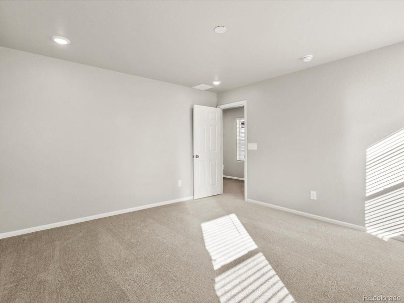 Spacious, unfurnished interior of a new home in Lake Bluff, Greeley (Image 17).