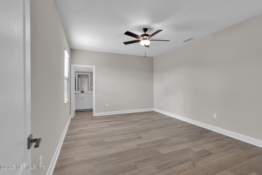 Spacious, unfurnished interior of a new home in Jennings Farm, Middleburg (Image 13).