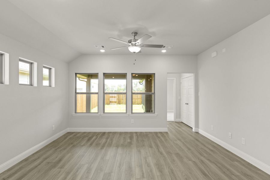 Spacious, unfurnished interior of a new home in Keeneland, Aubrey (Image 16).